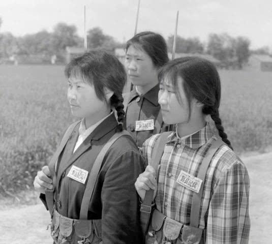中國(guó)女兵老照片，歷史中的巾幗英雄形象展現(xiàn)，中國(guó)女兵老照片，歷史巾幗英雄形象展