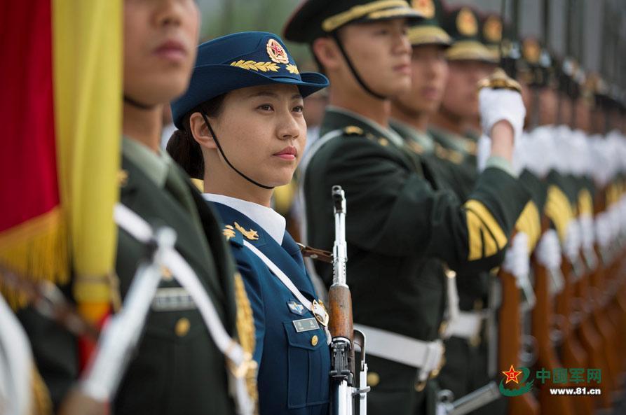 三軍儀仗隊(duì)女兵中隊(duì)，展現(xiàn)新時(shí)代巾幗英雄風(fēng)采，三軍儀仗隊(duì)女兵中隊(duì)，新時(shí)代巾幗英雄的風(fēng)采展現(xiàn)