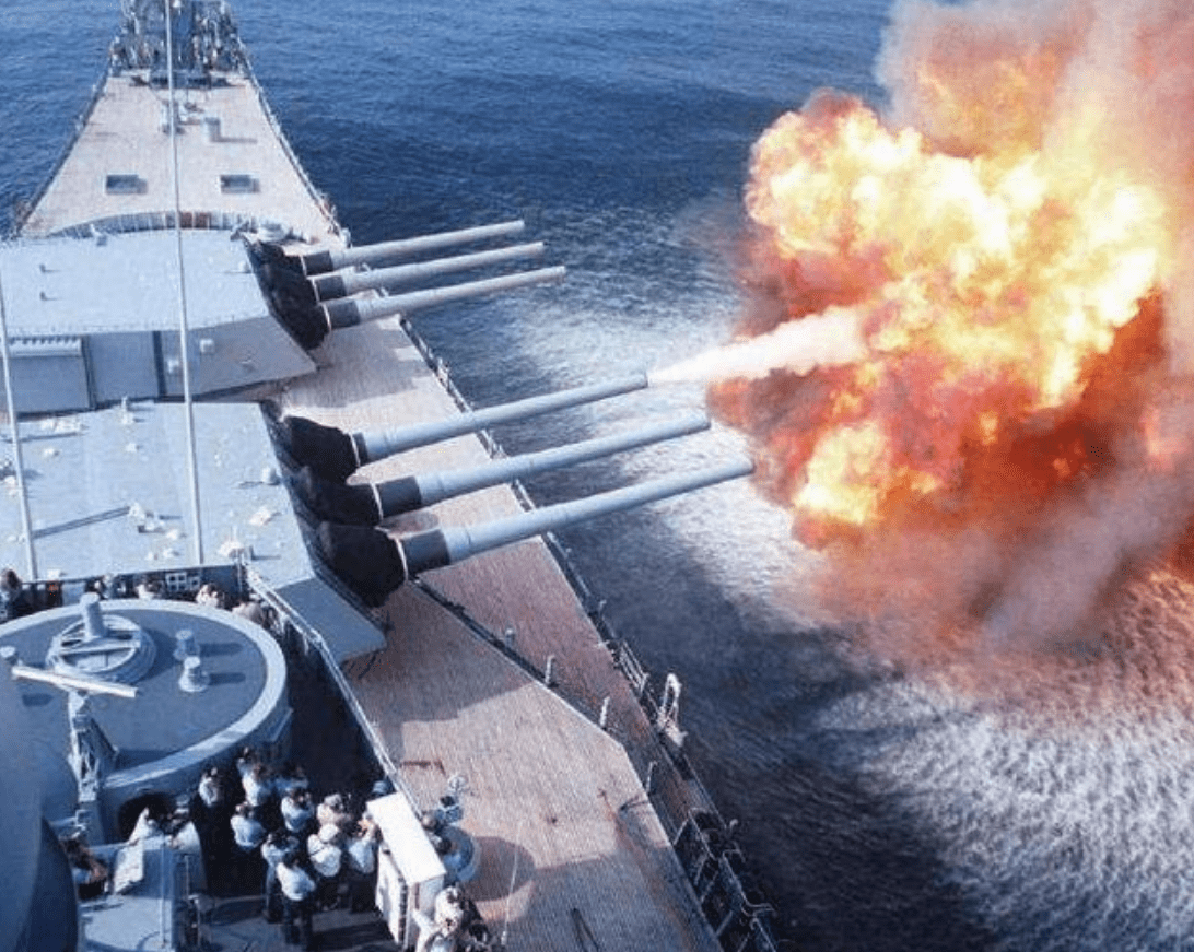 為什么岸炮打不過艦炮，深度解析背后的原因，岸炮與艦炮的較量，解析背后的原因與差異