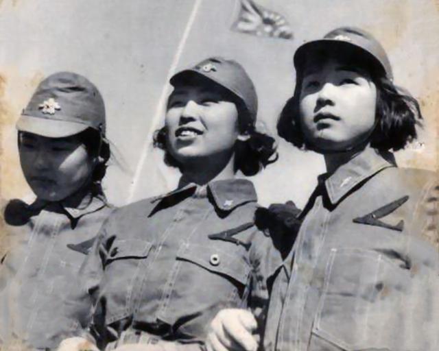 中國女兵敬禮圖片，展現力量與榮耀的象征，中國女兵敬禮，力量與榮耀的展現