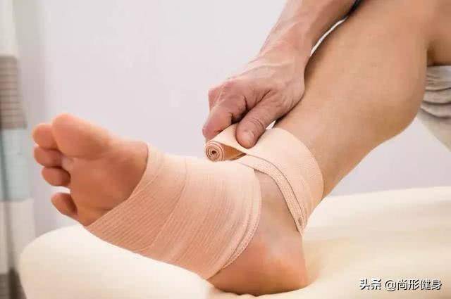 腳崴了腳側(cè)面鼓個(gè)包怎么辦？——全方位指南，腳崴后側(cè)面出現(xiàn)鼓包怎么辦？全方位指南幫你解決煩惱！