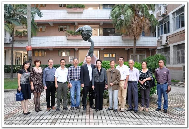 一肖拖一肖二中二組合分析,有多少組可能性?,一肖拖一肖二中二組合解析,可能性組合數量探究
