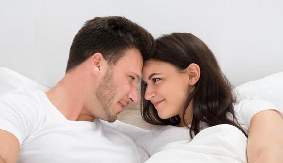 夫妻生活一次多久算是正常的?理解正常的性生活頻率與時長,夫妻性生活正常頻率與時長解析,多久一次才算合適?