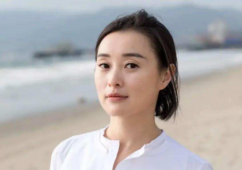 吳越丈夫揭秘,究竟是誰與這位才子才女共度人生?,吳越才子背后的情感揭秘,誰與這位才子才女共度人生?