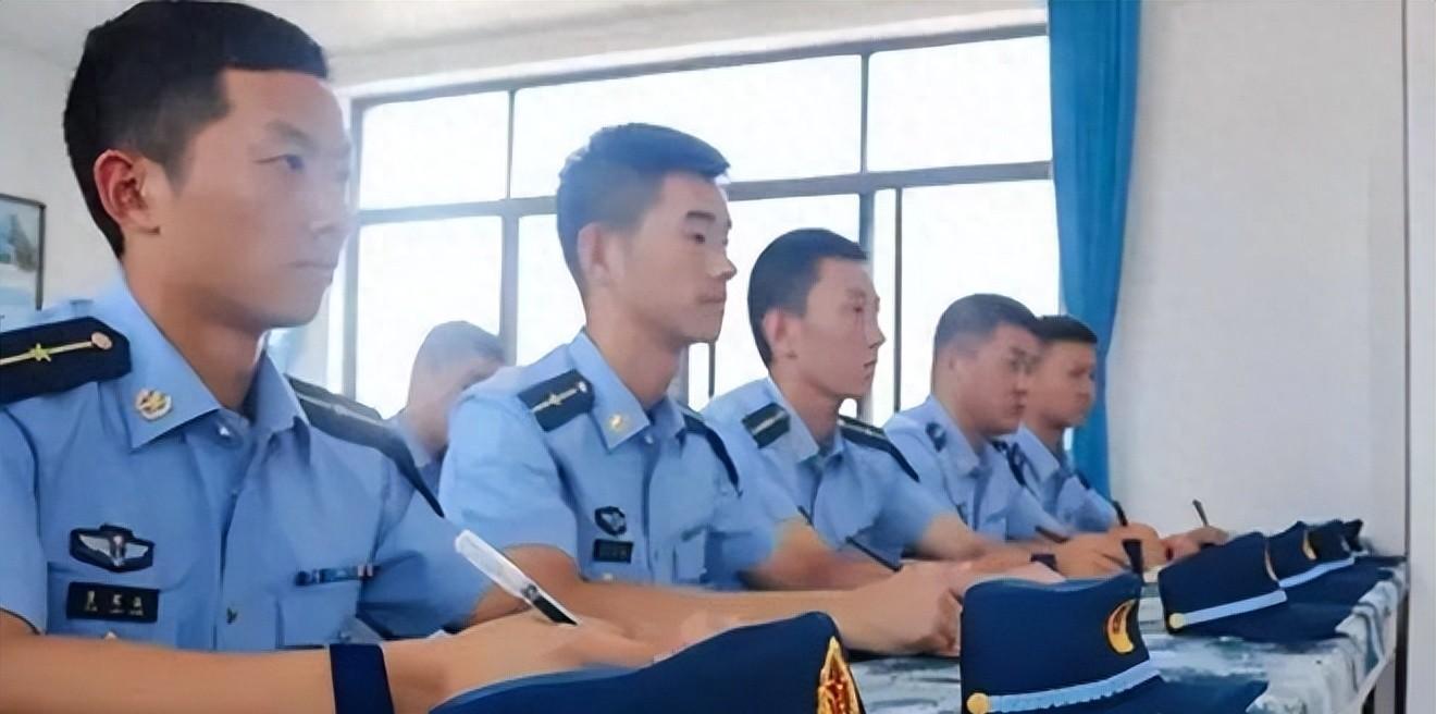 關于軍人軍銜等級,軍士長與少尉的對比解析,軍人軍銜等級對比解析,軍士長與少尉的差異探討