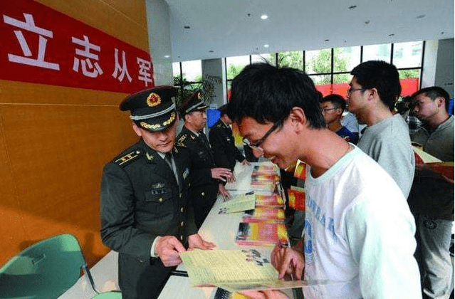 大學(xué)生入伍條件詳解,邁向軍隊(duì)的新機(jī)遇與挑戰(zhàn),大學(xué)生入伍條件詳解,新機(jī)遇與挑戰(zhàn)下的軍旅之路