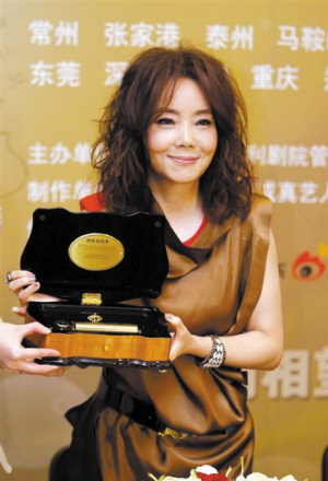 辛?xí)早鱾€人資料照片,深度了解一位才華橫溢的藝術(shù)家,辛?xí)早鳎湃A橫溢的藝術(shù)家個人資料與照片揭秘