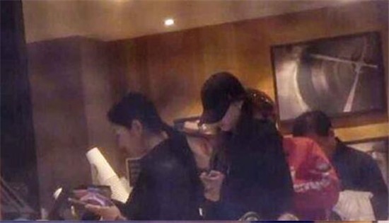 關(guān)曉彤抽煙,公眾人物的爭(zhēng)議與反思,關(guān)曉彤抽煙引發(fā)爭(zhēng)議,公眾人物的反思與審視