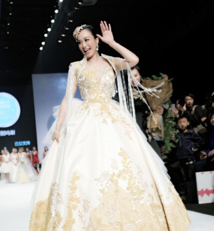 明星走秀曝光名場面，時(shí)尚潮流的盛宴，明星時(shí)尚盛宴，名場面走秀與潮流盛宴的璀璨風(fēng)采