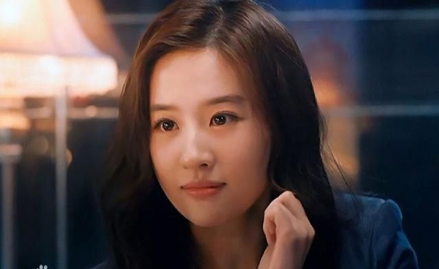 揭秘劉亦菲,為何15歲便大學(xué)畢業(yè)?,揭秘劉亦菲,15歲神速大學(xué)畢業(yè)之謎?