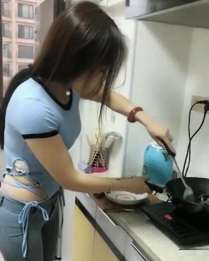 男朋友第一次吃女朋友做的飯,一道美食背后的情感故事,美食背后的情感故事,男友首次品嘗女友手藝的溫馨瞬間