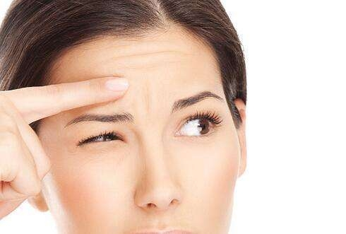 關于抬頭紋的探討，成因、預防與改善方法，抬頭紋的成因、預防與改善方法探討