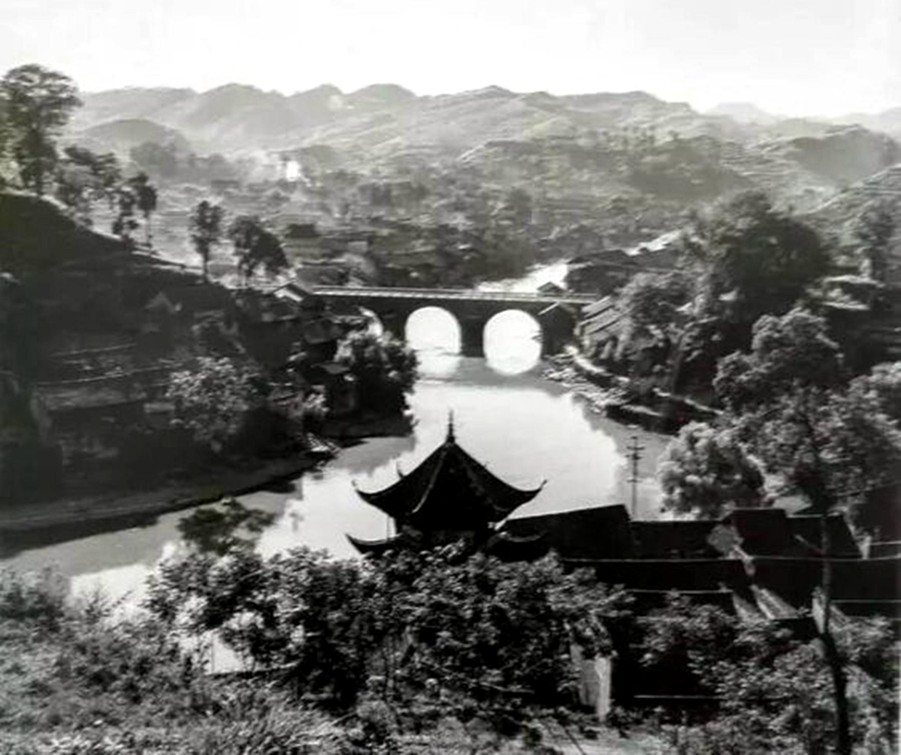 鳳凰古城旅游攻略，探索神秘鳳凰古城的地理位置與魅力，鳳凰古城旅游攻略，揭秘古城地理位置與獨特魅力