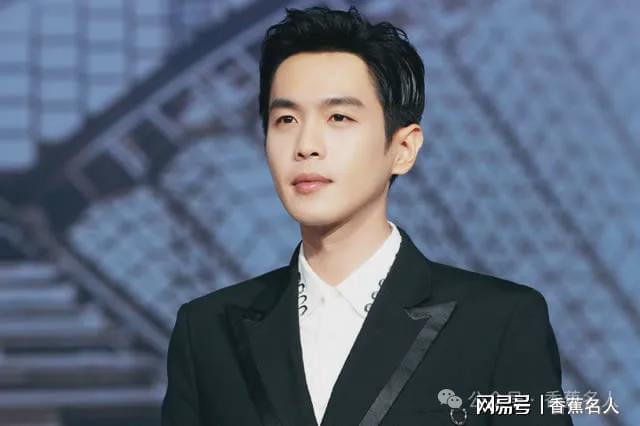 男明星的圖片，帥氣與魅力并存的風采展示，男明星風采，帥氣與魅力并存的照片展示