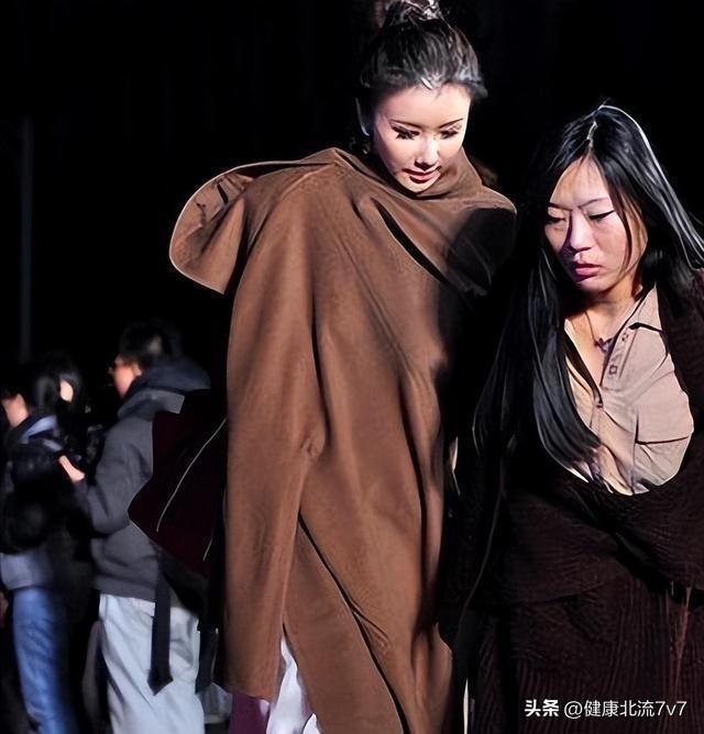 女明星走紅毯意外，意外之中的魅力與啟示，女明星走紅毯的意外瞬間，魅力綻放與啟示