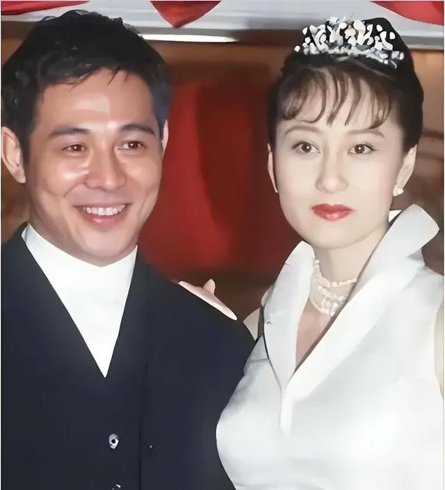 李連杰個人資料及妻子揭秘，李連杰個人生活揭秘，妻子背景大揭秘