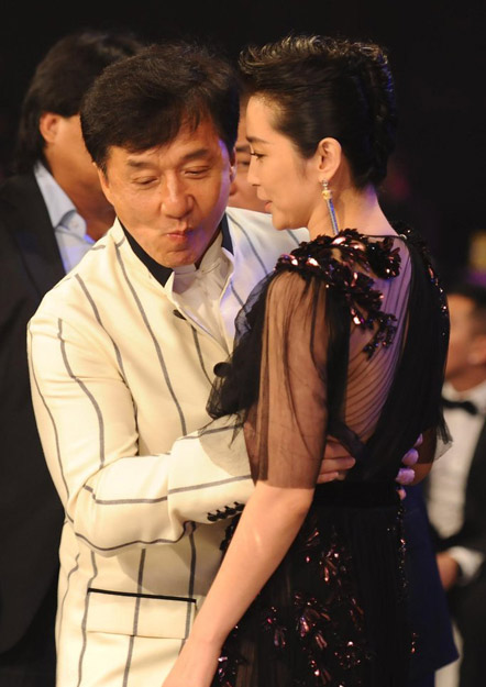 芭莎明星慈善夜,成龍的光影之路與慈善之心,芭莎明星慈善夜,成龍的光影之路閃耀慈善之心