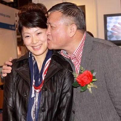 揭秘萬梓良的老婆是誰？一探究竟，揭秘萬梓良的老婆身份，一探背后真相